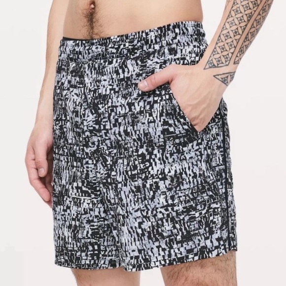 Lululemon PACE BREAKER SHORT 7" LINERLESS IN MINI VENTURE BLACK MULTI Size Small - Picture 1 of 6